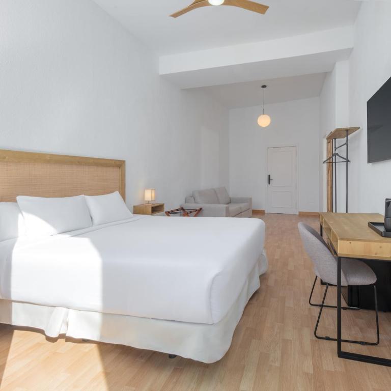FORTINN Puerta del Sol - Family Room with Balcony - 2
