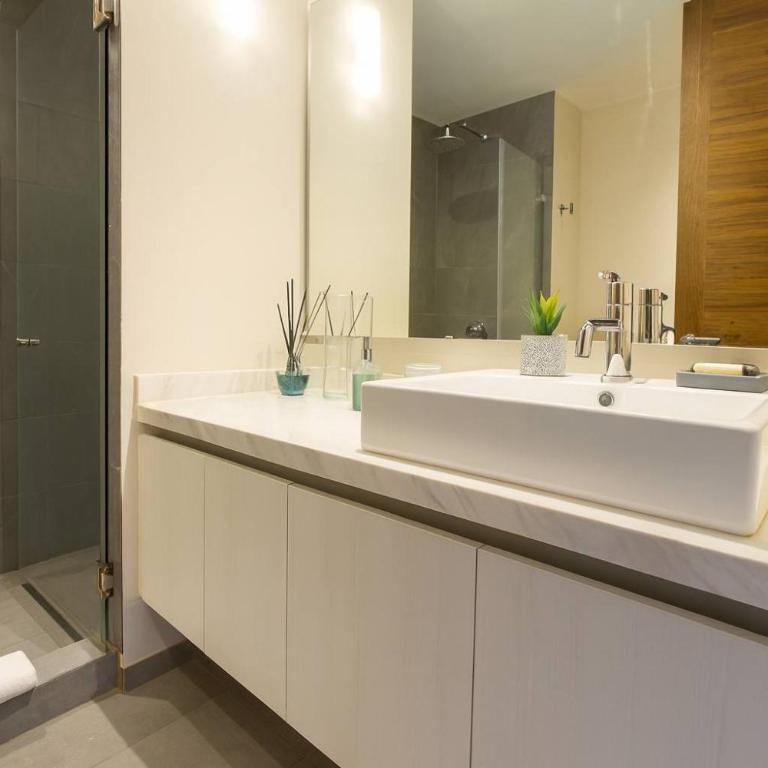 Steps from 5th Ave with Rooftop Pool Gym & Cinema - Apartment - 16