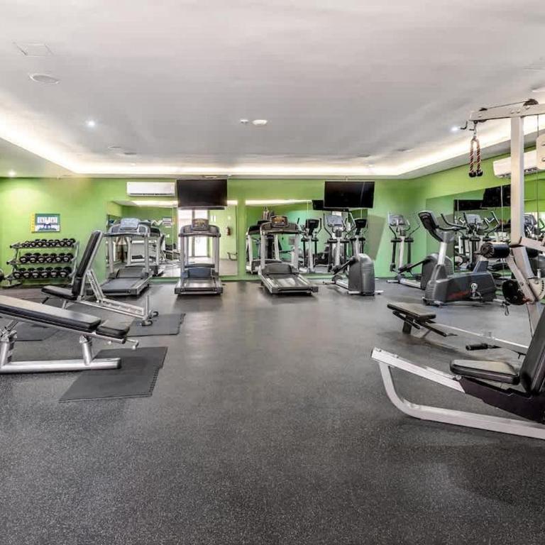 Steps from 5th Ave with Rooftop Pool Gym & Cinema - Apartment - 29