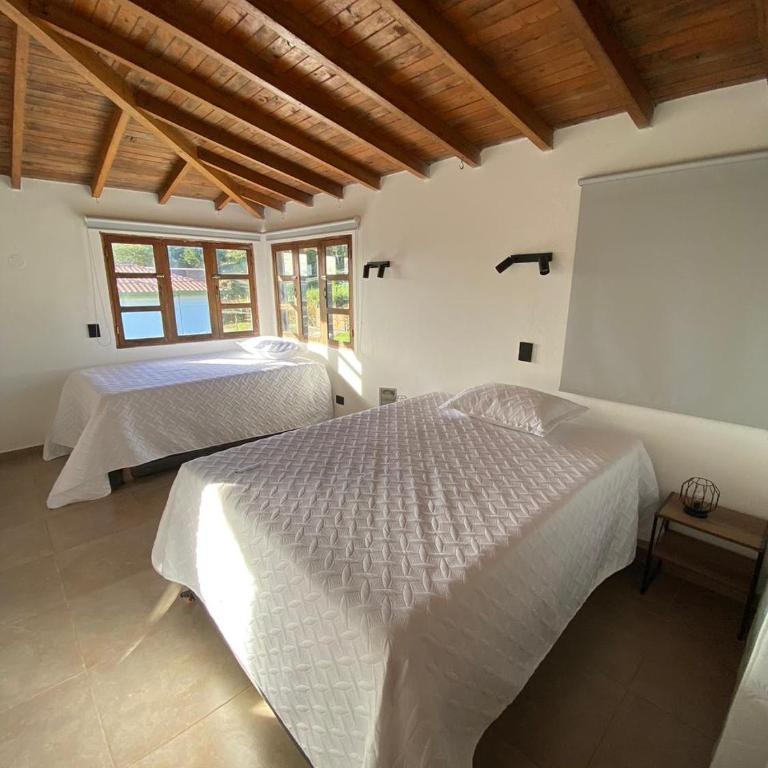 Habitación con baño privado en casa de campo ubicada en Santa Elena - Family Room with Private Bathroom - 1