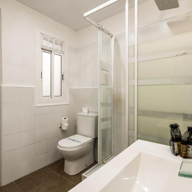 Renovated Apartment Charming Artistic Apartment - Two-Bedroom Apartment - 21