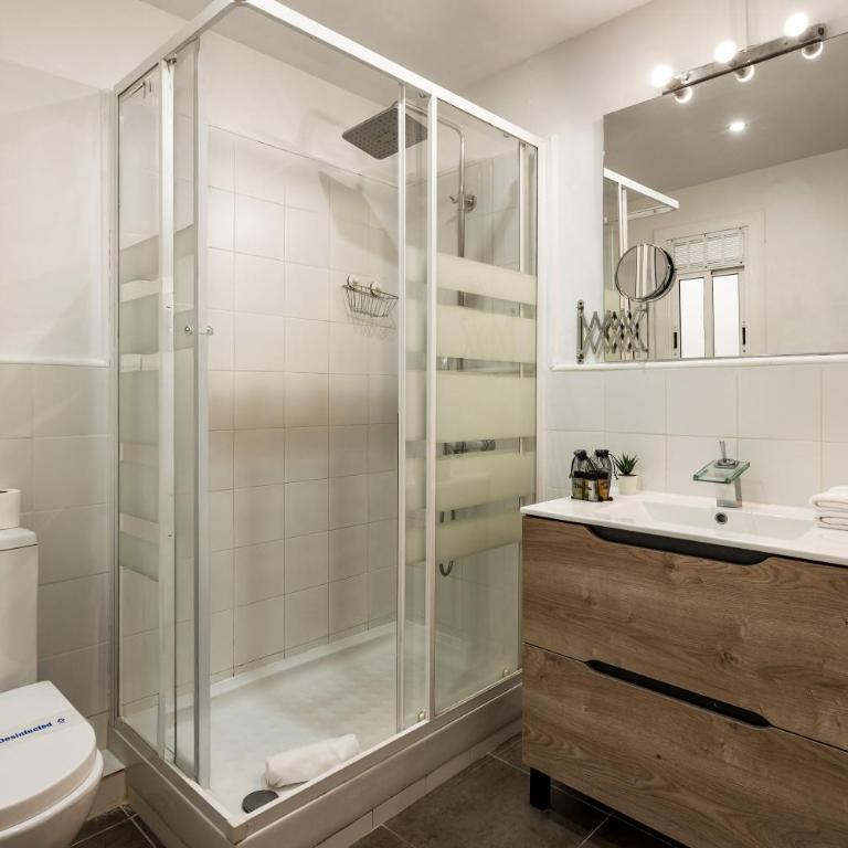 Renovated Apartment Charming Artistic Apartment - Two-Bedroom Apartment - 13