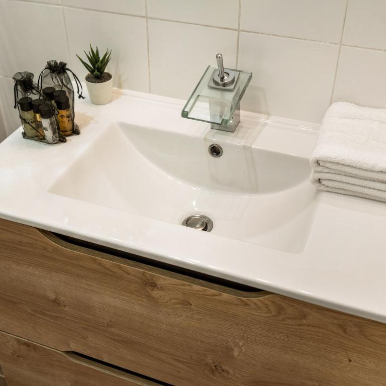Renovated Apartment Charming Artistic Apartment - Two-Bedroom Apartment - 12