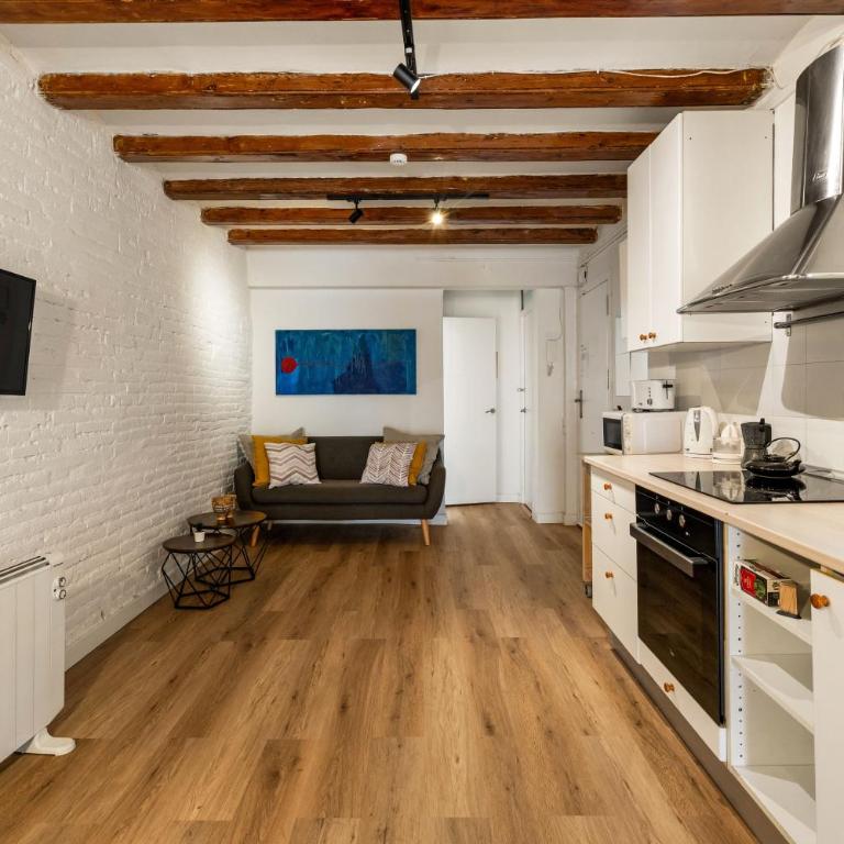 Renovated Apartment Charming Artistic Apartment - Two-Bedroom Apartment - 24