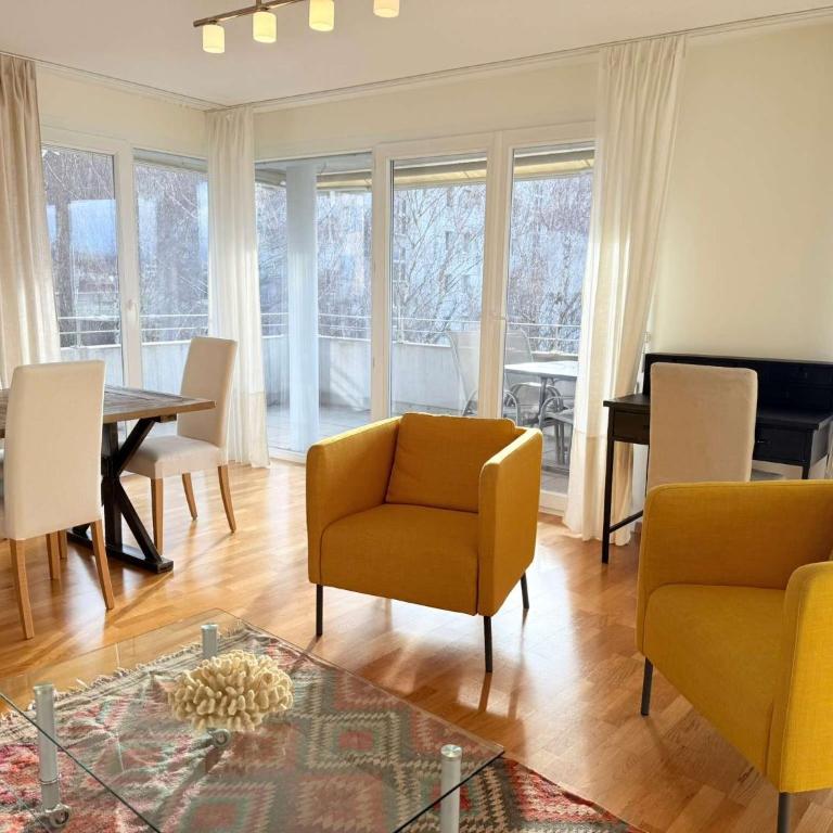 179 Comfortable sunny quiet good location and free parking included - Apartment - 3