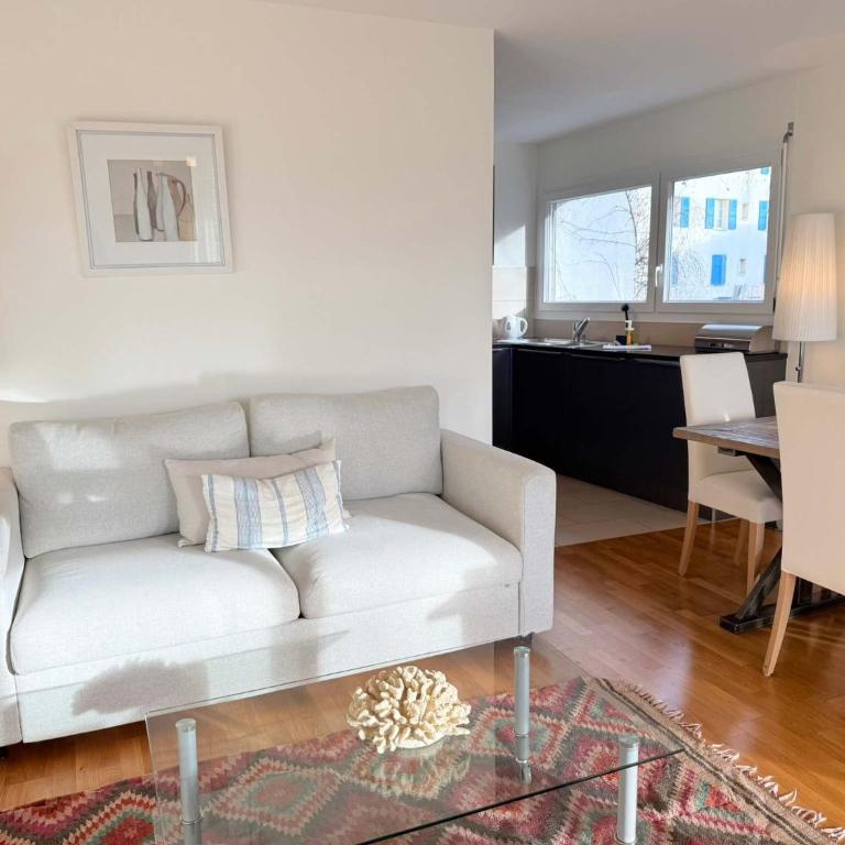 179 Comfortable sunny quiet good location and free parking included - Apartment - 2