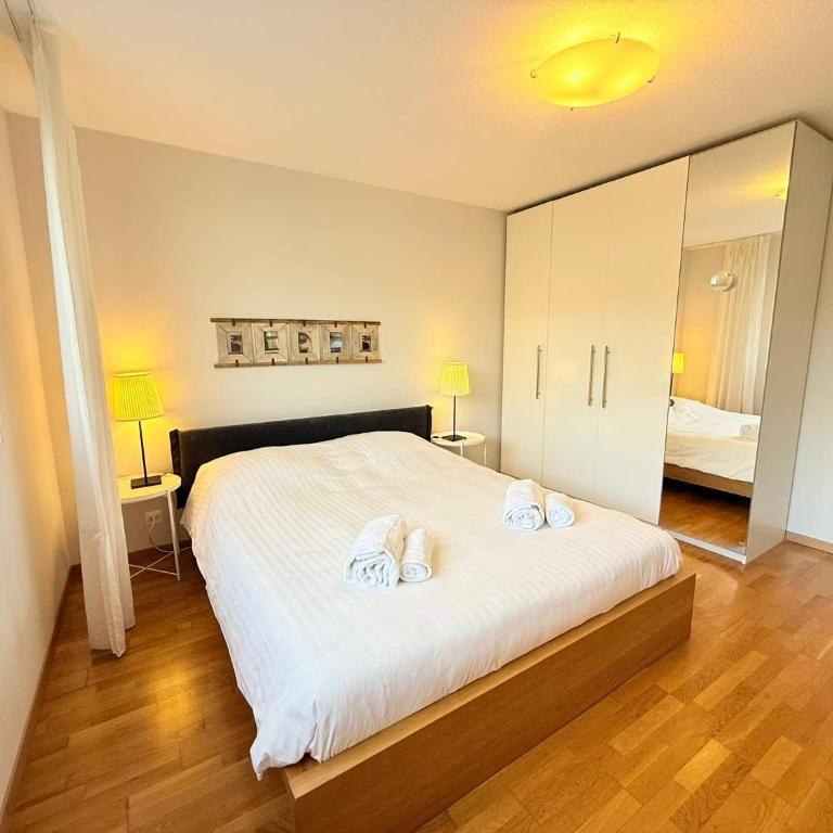 179 Comfortable sunny quiet good location and free parking included - Apartment - 6