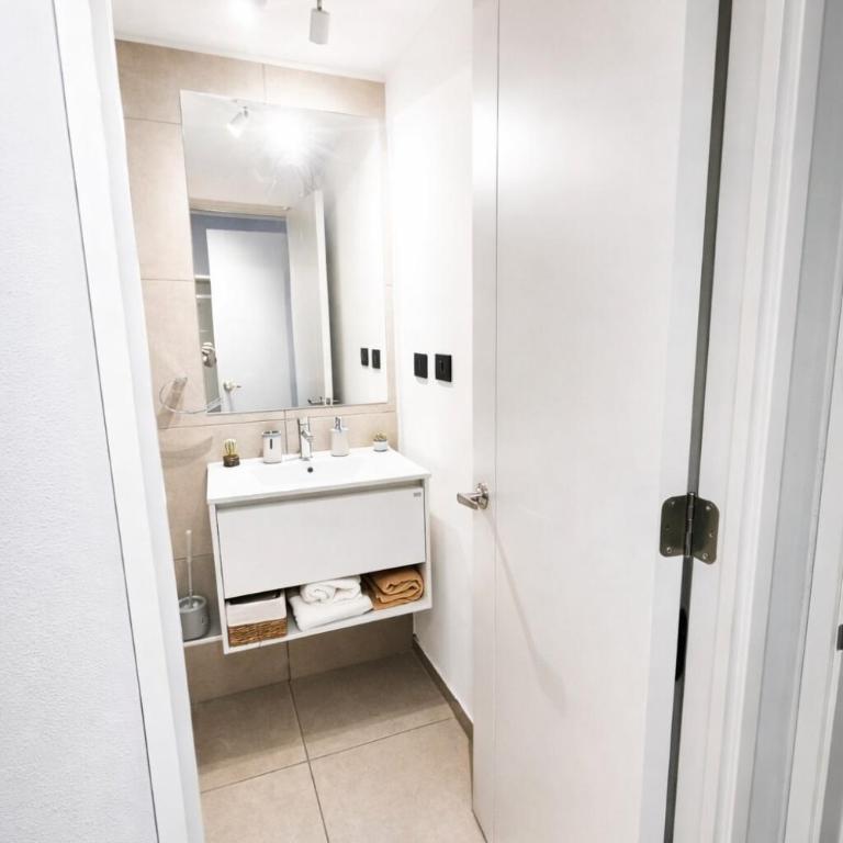 Modern and comfortable for two with great connectivity - Room #1585764701 - 3
