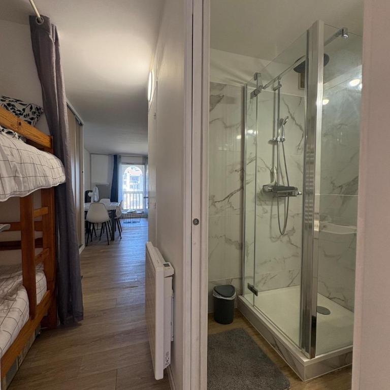 Appartement 6 pers Clim,Piscine,Parking,2 Balcons - Apartment mit 3 Schlafzimmern - 34