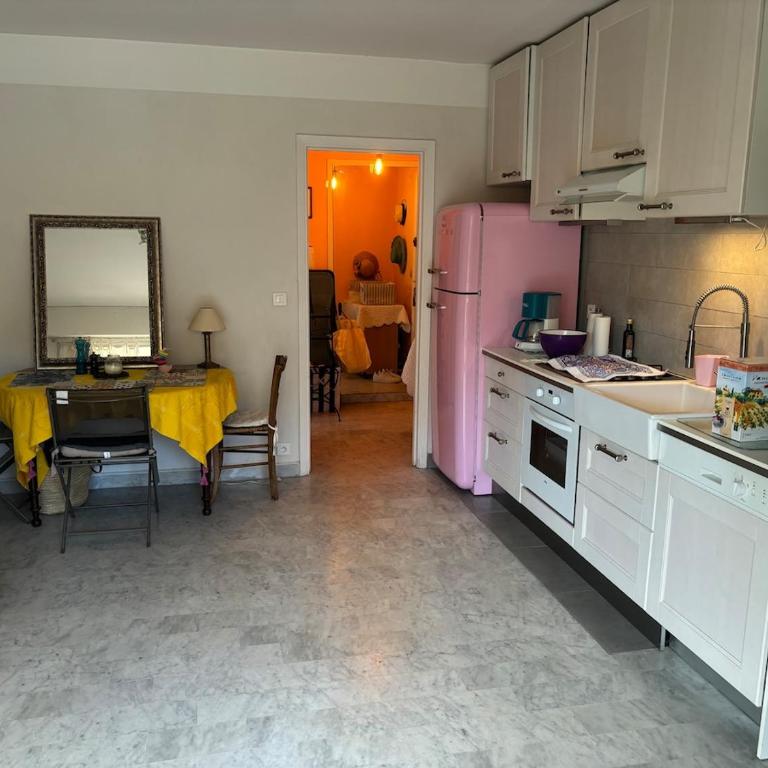 Antibes Peaceful Seaside Getaway 500 m from the Beaches - Appartement 2 Chambres - 4