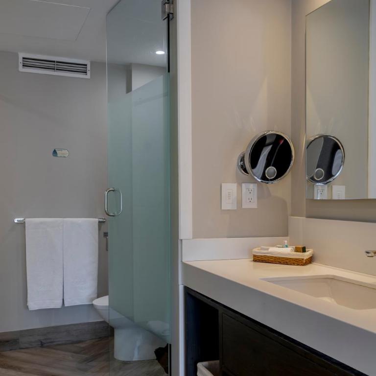 Isaaya Hotel Boutique by WTC - Deluxe 1 King - 15