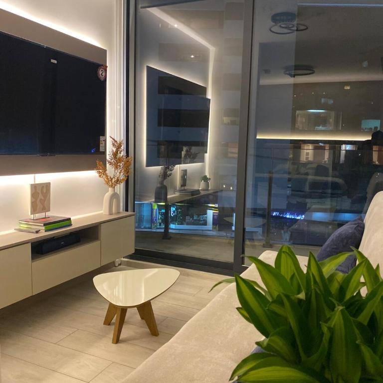 Amplio estudio con balcón en zona exclusiva - Room #1585833801 - 11