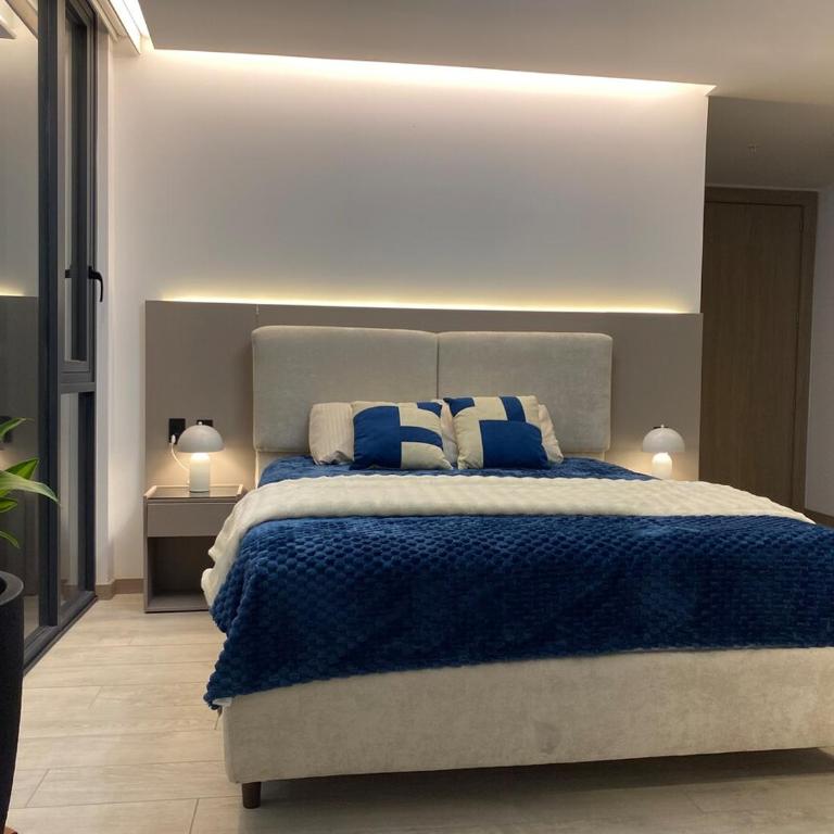 Amplio estudio con balcón en zona exclusiva - Room #1585833801 - 10