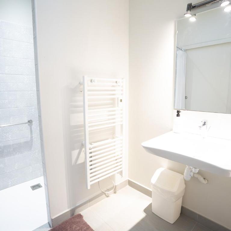 Air-conditioned 2 bedroom apartment with Terrace Parking Carcassonne - Two-Bedroom Apartment with Terrace - 17