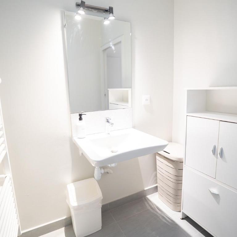 Air-conditioned 2 bedroom apartment with Terrace Parking Carcassonne - Two-Bedroom Apartment with Terrace - 15