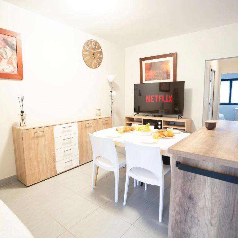 Air-conditioned 2 bedroom apartment with Terrace Parking Carcassonne - Two-Bedroom Apartment with Terrace - 8