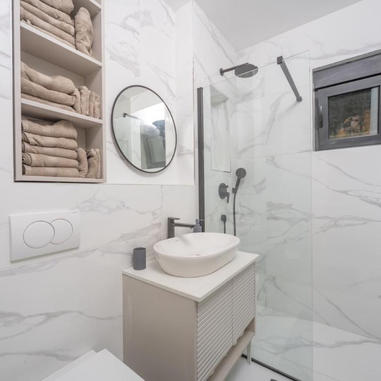 Lana apartment Rafailovići, Budva-100m beach& garage - One-Bedroom Apartment - 22