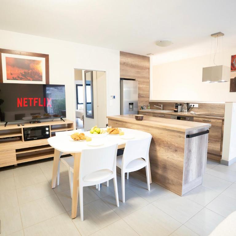 Air-conditioned 2 bedroom apartment with Terrace Parking Carcassonne - Two-Bedroom Apartment with Terrace - 6