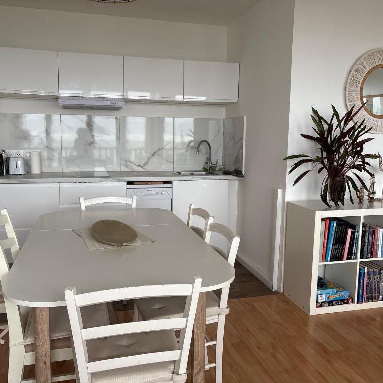 Vacances à Trouville en famille vue mer - Two-Bedroom Apartment with Terrace and Sea View - 4