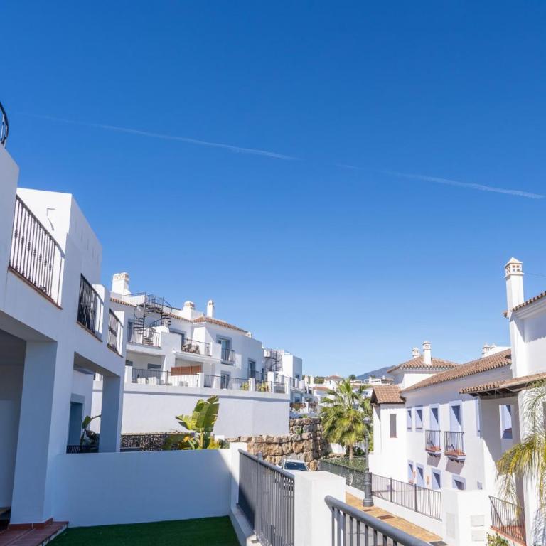 Modern Luxurious 3-Bedroom Residence with Resort Amenities - Apartamento - 23