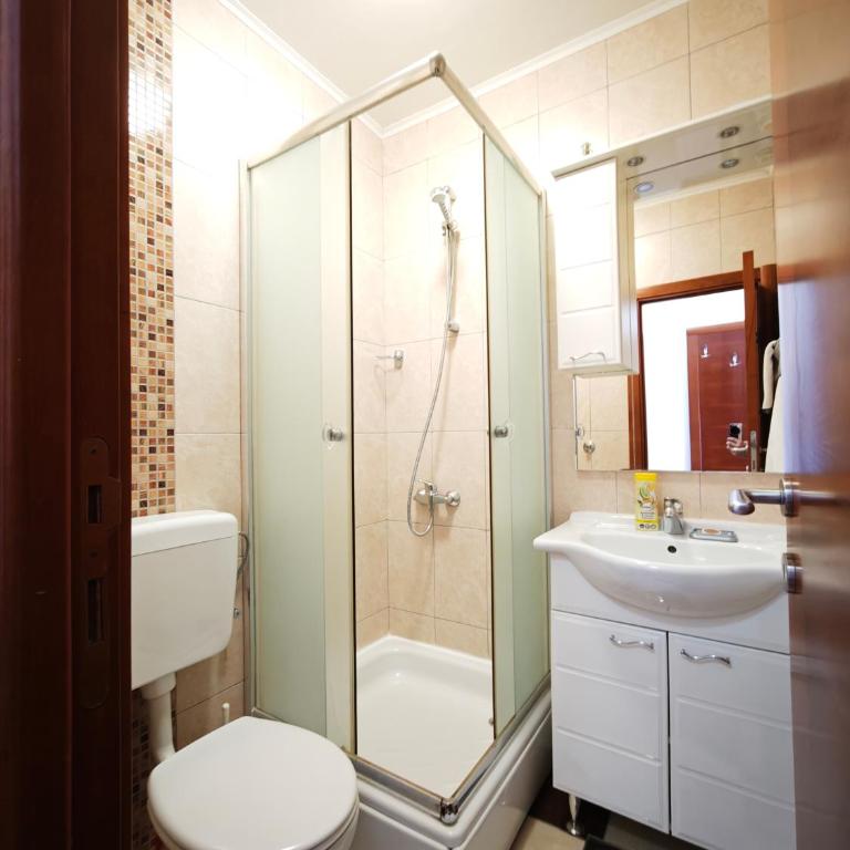 Villa Krivokapić Budva - Dvokrevetna Soba sa Bračnim Krevetom sa Balkonom i Pogledom na More - 10