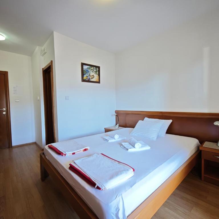 Villa Krivokapić Budva - Dvokrevetna Soba sa Bračnim Krevetom sa Balkonom i Pogledom na More - 8