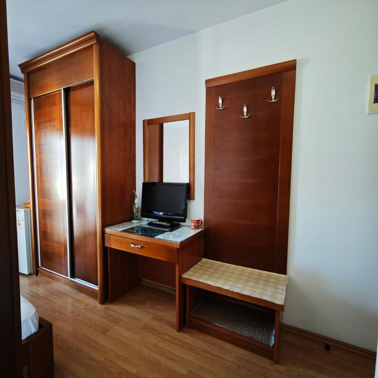 Villa Krivokapić Budva - Dvokrevetna Soba sa Bračnim Krevetom sa Balkonom i Pogledom na More - 9