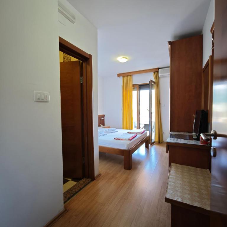 Villa Krivokapić Budva - Dvokrevetna Soba sa Bračnim Krevetom sa Balkonom i Pogledom na More - 11