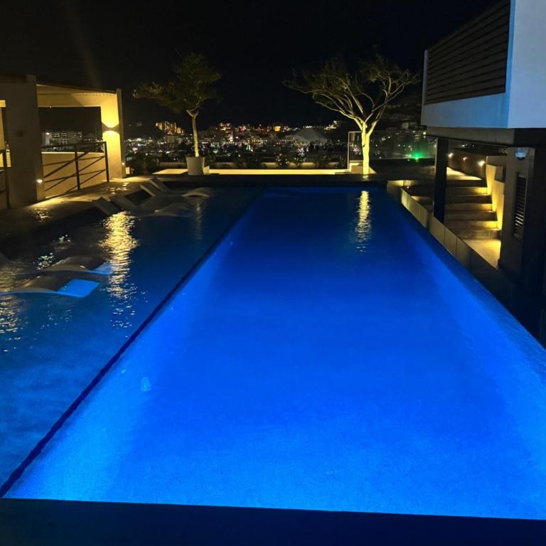 Luxury Studio • Rooftop Escape with Pool & Hot Tub - Apartamento - 29