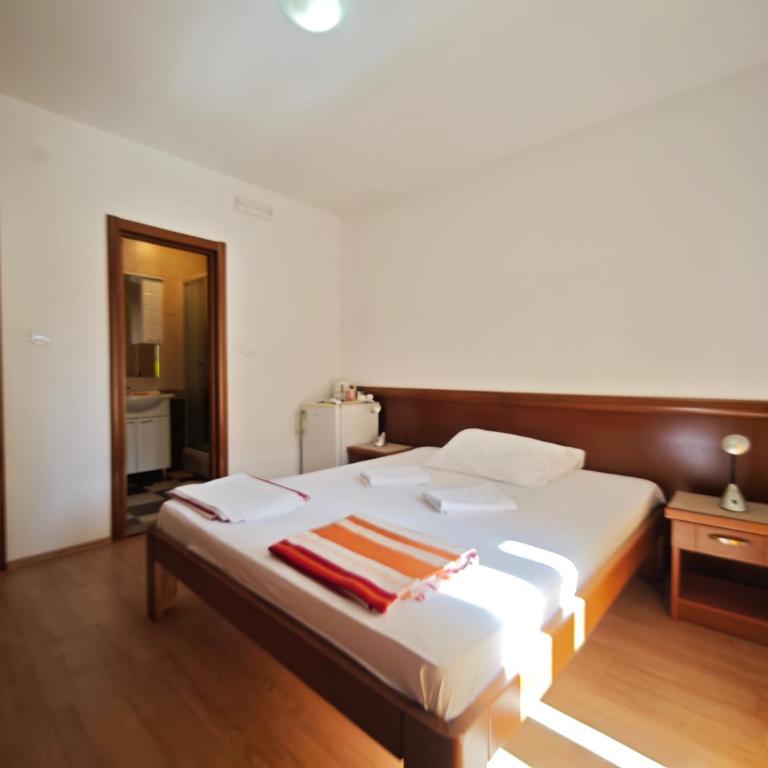 Villa Krivokapić Budva - Dvokrevetna Soba s Bračnim Krevetom s Pogledom na Vrt - 10