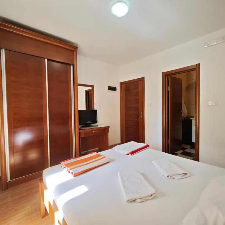 Villa Krivokapić Budva - Dvokrevetna Soba s Bračnim Krevetom s Pogledom na Vrt - 5