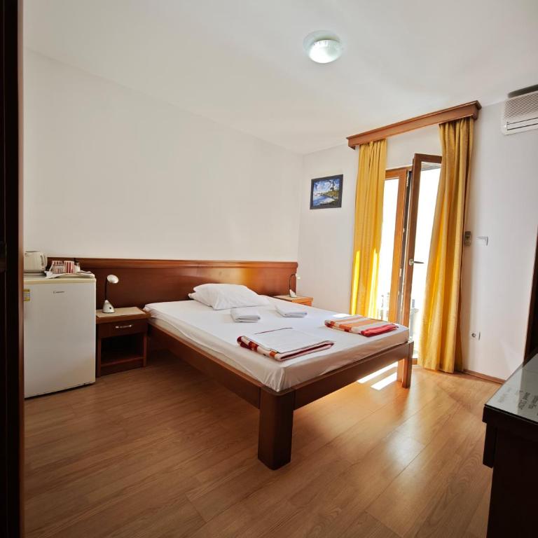 Villa Krivokapić Budva - Dvokrevetna Soba s Bračnim Krevetom s Pogledom na Vrt - 4
