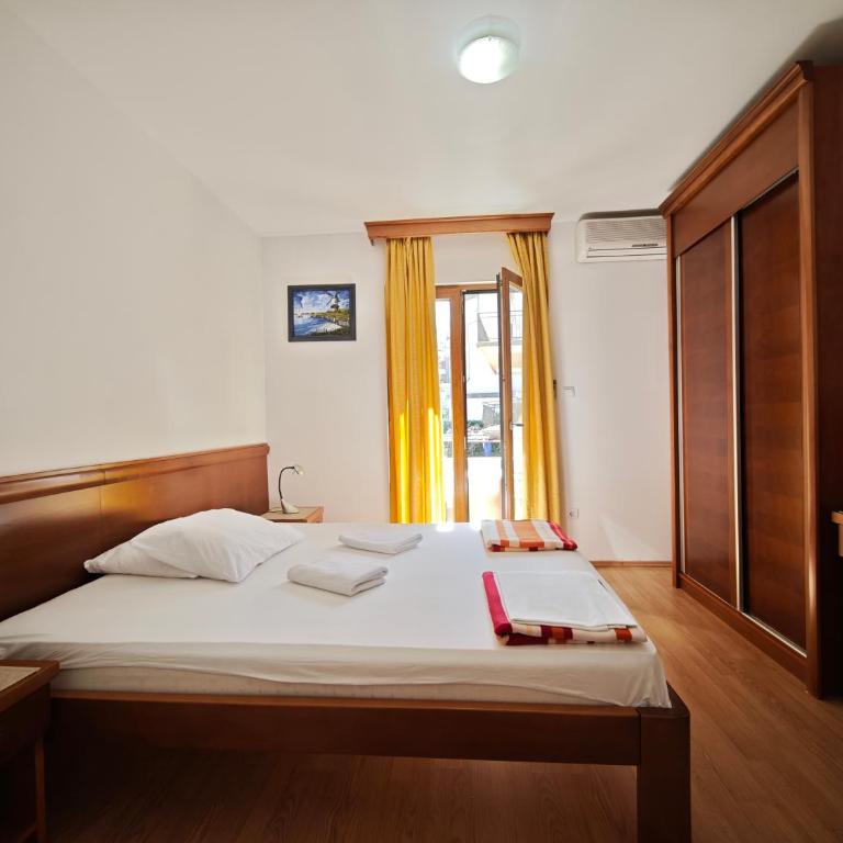 Villa Krivokapić Budva - Dvokrevetna Soba s Bračnim Krevetom s Pogledom na Vrt - 1
