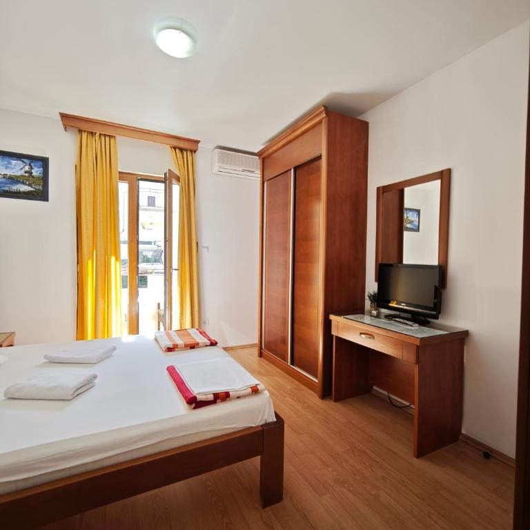 Villa Krivokapić Budva - Dvokrevetna Soba s Bračnim Krevetom s Pogledom na Vrt - 9