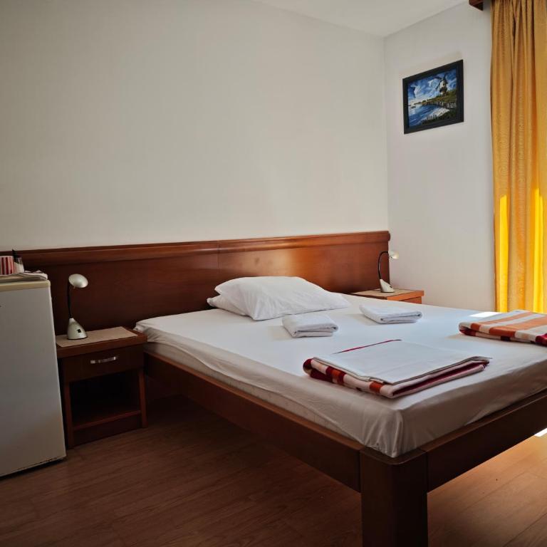 Villa Krivokapić Budva - Dvokrevetna Soba s Bračnim Krevetom s Pogledom na Vrt - 7