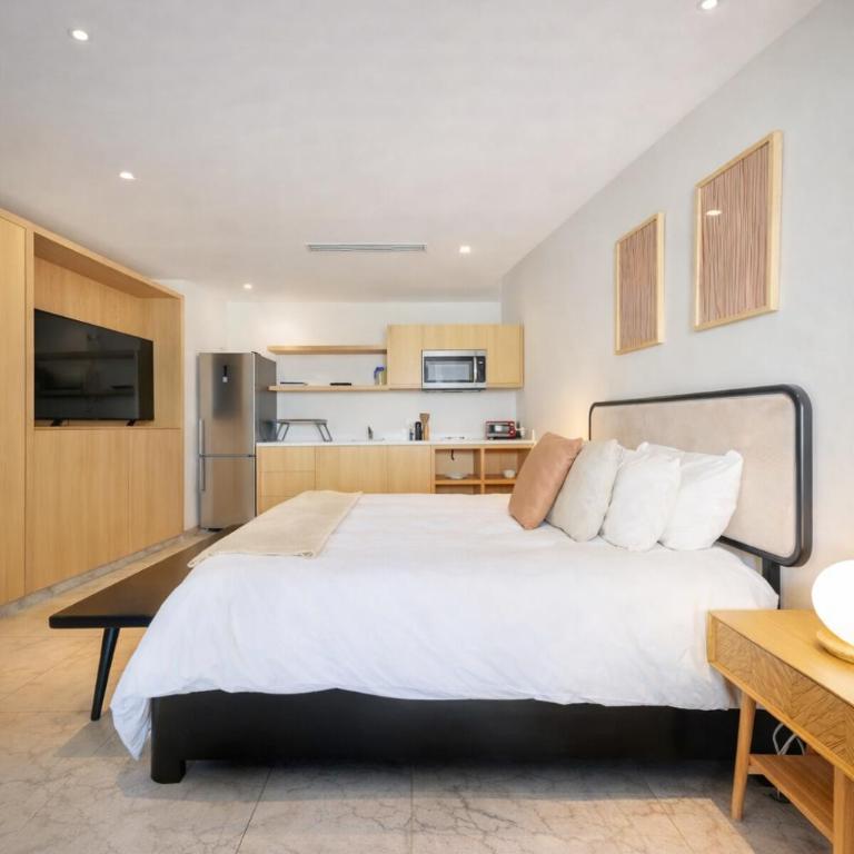 Luxury Studio • Rooftop Escape with Pool & Hot Tub - Apartamento - 9