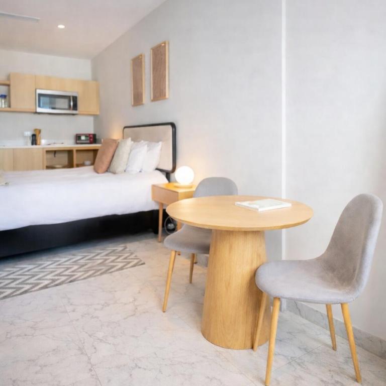Luxury Studio • Rooftop Escape with Pool & Hot Tub - Apartamento - 12