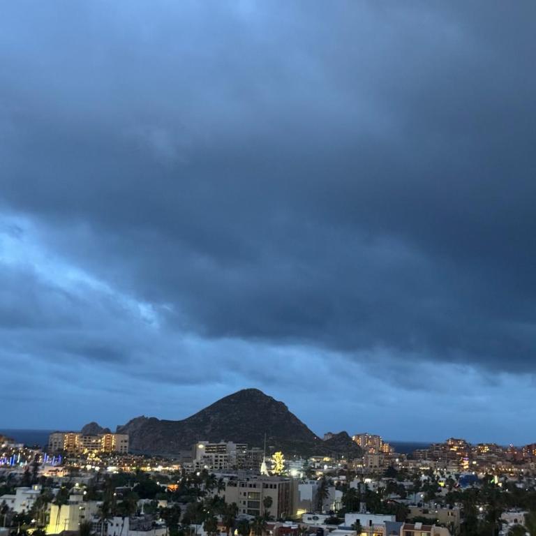 Rooftop Escape • Walk to Beach • Luxury Suite - Apartamento - 26