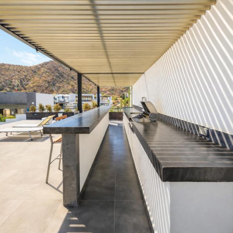Rooftop Escape • Walk to Beach • Luxury Suite - Apartamento - 35