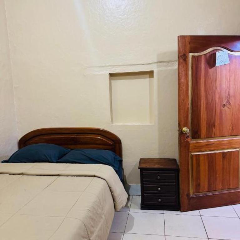 Travel Hotel Quito - Double Room with Private Bathroom - 4