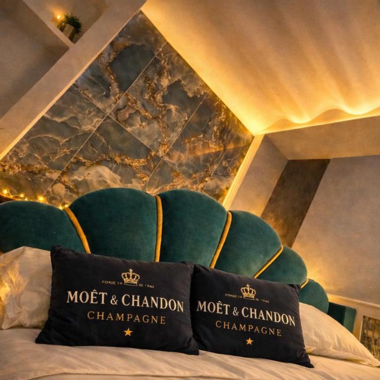Sunny Suite Napoli - Jacuzzi Romantic Rooms near Central Station & Historic Center - King Room with Spa Bath - 10
