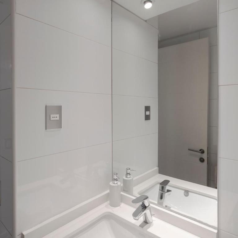 Apartamento a pasos del Parque Arauco con piscina en Las Condes - Aire acondicionado - Two-Bedroom Apartment with Balcony and Terrace - 29