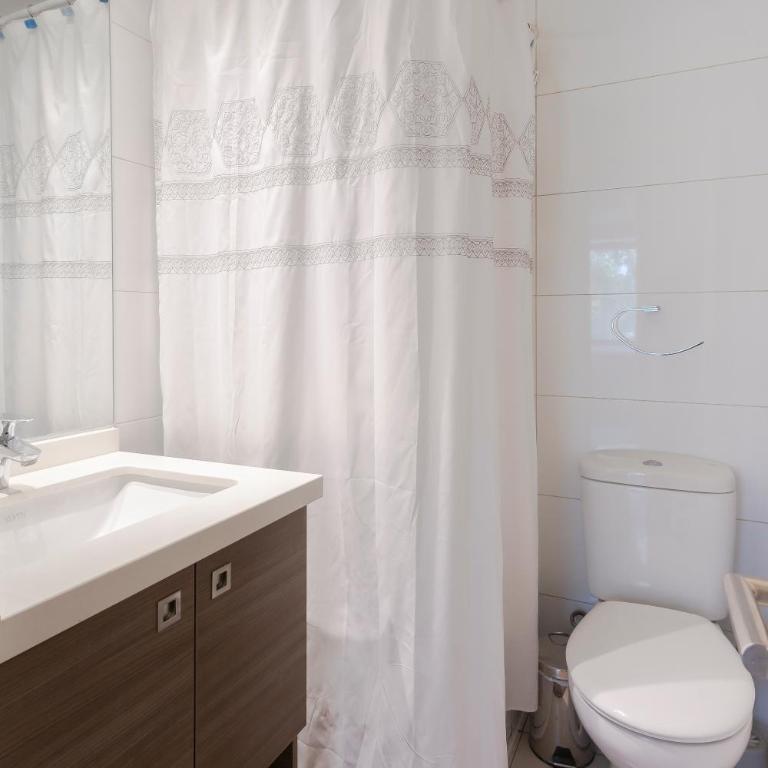 Apartamento a pasos del Parque Arauco con piscina en Las Condes - Aire acondicionado - Two-Bedroom Apartment with Balcony and Terrace - 45