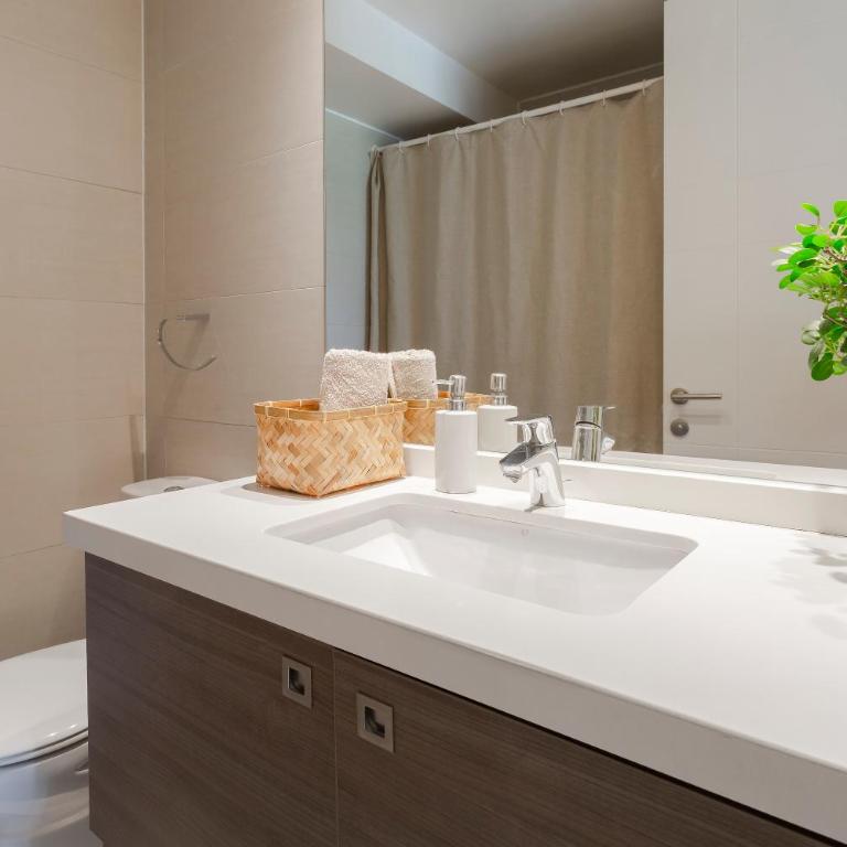 Apartamento a pasos del Parque Arauco con piscina en Las Condes - Aire acondicionado - Two-Bedroom Apartment with Balcony and Terrace - 31