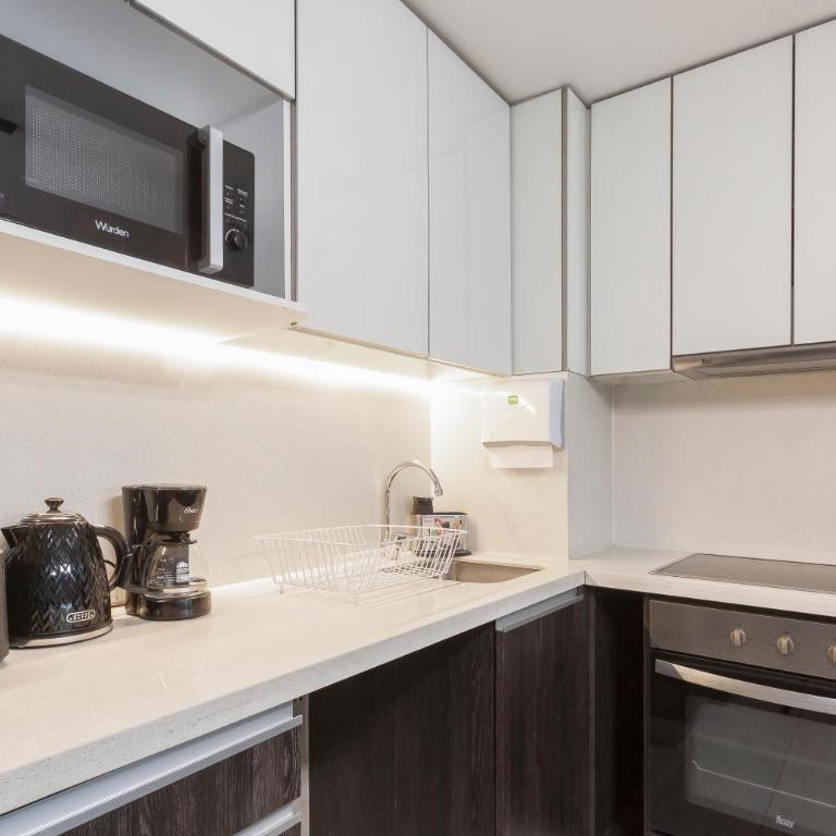 Apartamento a pasos del Parque Arauco con piscina en Las Condes - Aire acondicionado - Two-Bedroom Apartment with Balcony and Terrace - 61