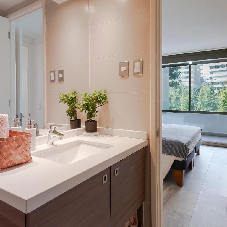 Apartamento a pasos del Parque Arauco con piscina en Las Condes - Aire acondicionado - Two-Bedroom Apartment with Balcony and Terrace - 38