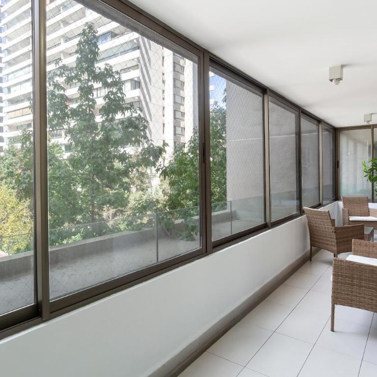 Apartamento a pasos del Parque Arauco con piscina en Las Condes - Aire acondicionado - Two-Bedroom Apartment with Balcony and Terrace - 46