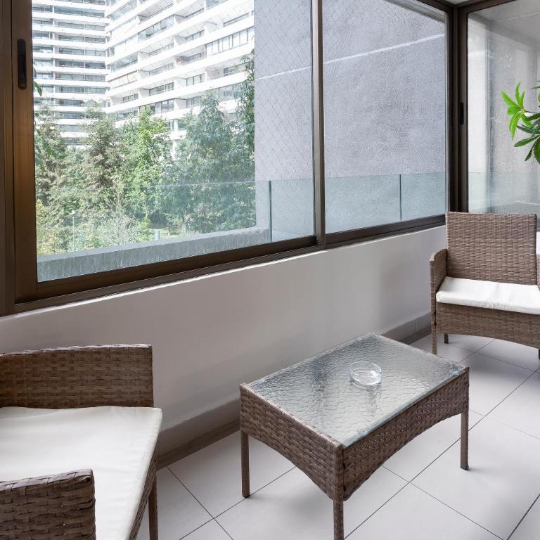 Apartamento a pasos del Parque Arauco con piscina en Las Condes - Aire acondicionado - Two-Bedroom Apartment with Balcony and Terrace - 11