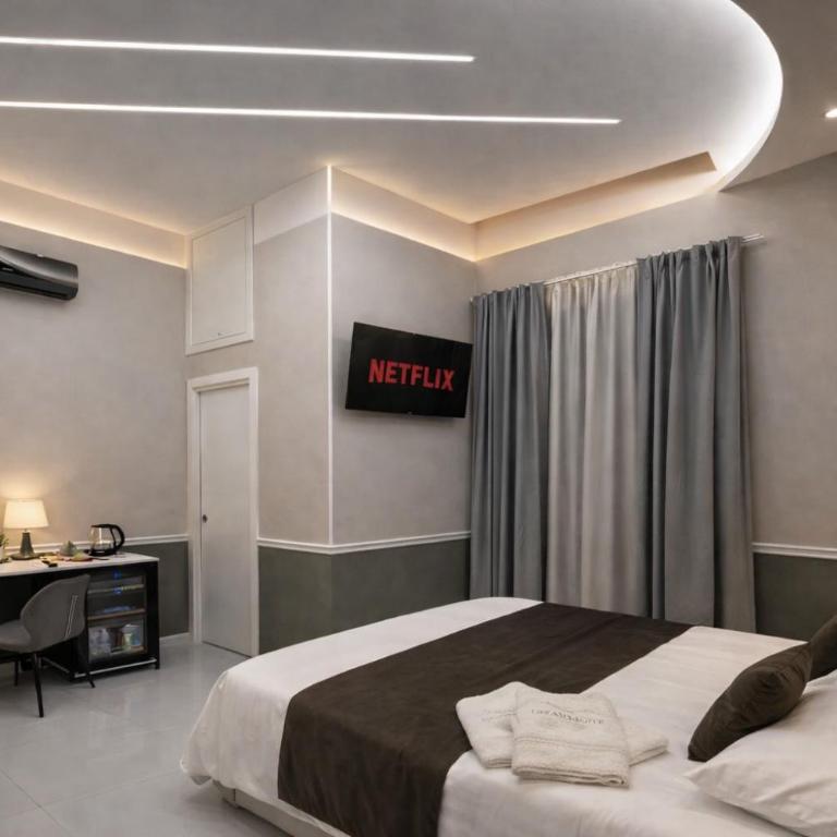 Sunny Suite Napoli - Jacuzzi Romantic Rooms near Central Station & Historic Center - Deluxe Double Room with Balcony - 5