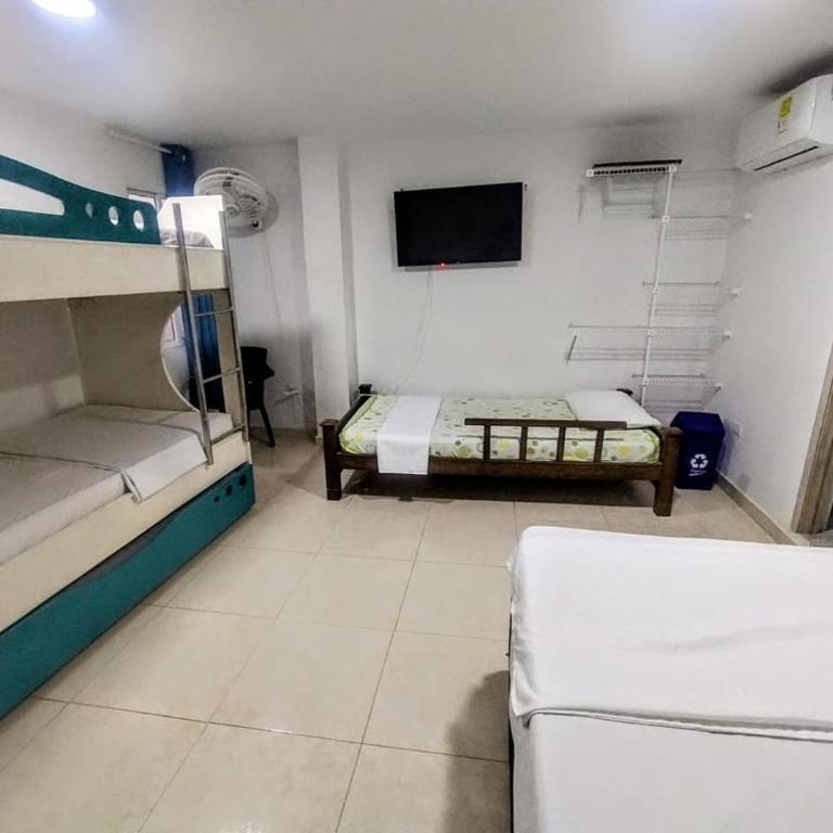 Hotel Taganga Plaza Santa Marta - Habitación Familiar con baño privado - 11